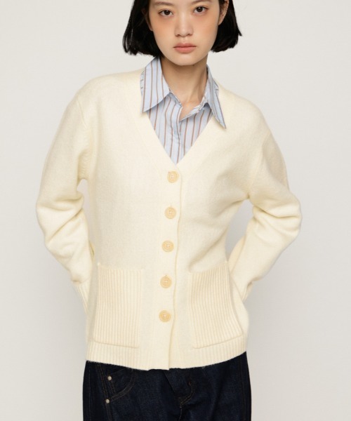 SLY（スライ）の「V NECK BUTTON CD Vネックボタンカーディガン 秋服（カーディガン/ボレロ・レディース・バーガンディー/アイボリー/杢グレー/ブラック・FREE）」の2枚目の写真