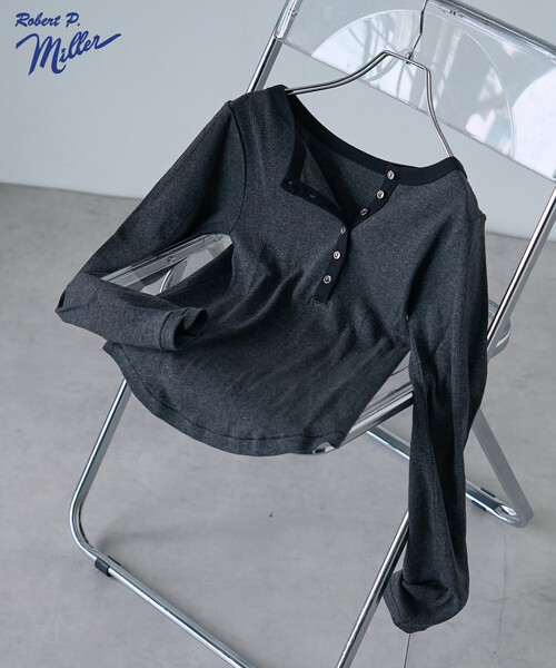 FREAK'S STORE（フリークスストア）の「MILLER × FREAK'S STORE/ミラー 別注 Panel rib Henley Long Sleeve T-shirt/パネル リブ ロンT（Tシャツ/カットソー・レディース・ダークブラウン/サックスブルー/チャコール/ブラウン・ﾌﾘ-）」の2枚目の写真
