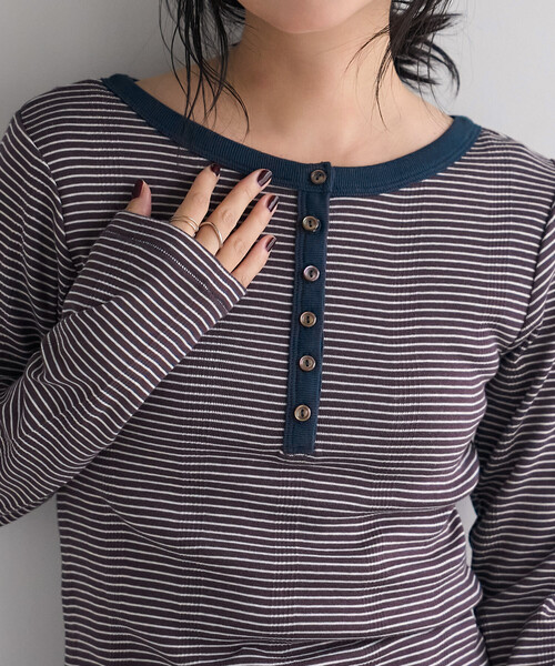 FREAK'S STORE（フリークスストア）の「MILLER × FREAK'S STORE/ミラー 別注 Panel rib Henley Long Sleeve T-shirt/パネル リブ ロンT（Tシャツ/カットソー・レディース・ダークブラウン/サックスブルー/チャコール/ブラウン・ﾌﾘ-）」の11枚目の写真