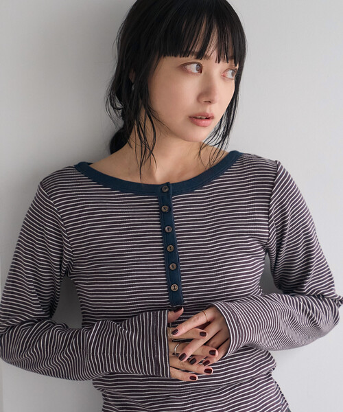 FREAK'S STORE（フリークスストア）の「MILLER × FREAK'S STORE/ミラー 別注 Panel rib Henley Long Sleeve T-shirt/パネル リブ ロンT（Tシャツ/カットソー・レディース・ダークブラウン/サックスブルー/チャコール/ブラウン・ﾌﾘ-）」の14枚目の写真