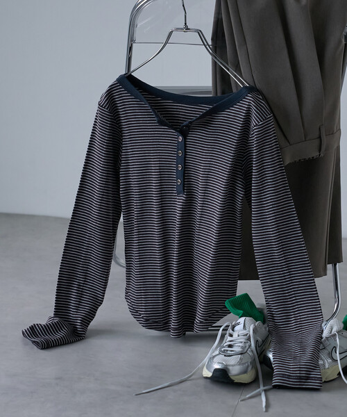 FREAK'S STORE（フリークスストア）の「MILLER × FREAK'S STORE/ミラー 別注 Panel rib Henley Long Sleeve T-shirt/パネル リブ ロンT（Tシャツ/カットソー・レディース・ダークブラウン/サックスブルー/チャコール/ブラウン・ﾌﾘ-）」の6枚目の写真