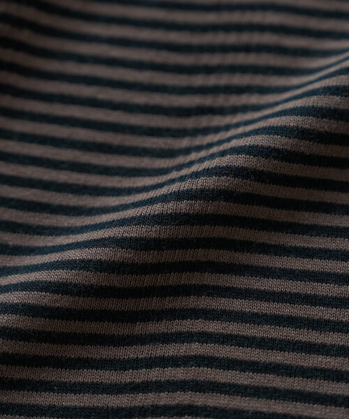 FREAK'S STORE（フリークスストア）の「MILLER × FREAK'S STORE/ミラー 別注 Panel rib Henley Long Sleeve T-shirt/パネル リブ ロンT（Tシャツ/カットソー・レディース・ダークブラウン/サックスブルー/チャコール/ブラウン・ﾌﾘ-）」の8枚目の写真