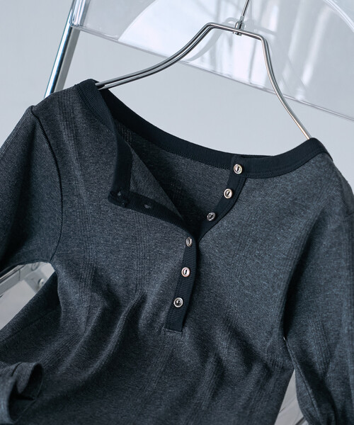 FREAK'S STORE（フリークスストア）の「MILLER × FREAK'S STORE/ミラー 別注 Panel rib Henley Long Sleeve T-shirt/パネル リブ ロンT（Tシャツ/カットソー・レディース・ダークブラウン/サックスブルー/チャコール/ブラウン・ﾌﾘ-）」の16枚目の写真
