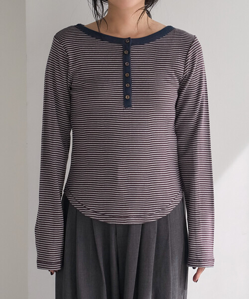 FREAK'S STORE（フリークスストア）の「MILLER × FREAK'S STORE/ミラー 別注 Panel rib Henley Long Sleeve T-shirt/パネル リブ ロンT（Tシャツ/カットソー・レディース・ダークブラウン/サックスブルー/チャコール/ブラウン・ﾌﾘ-）」の20枚目の写真