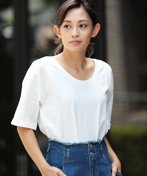 Denime(ドゥニーム)の「UネックベーシックTシャツ(Tシャツ/カットソー・レディース・ブラック/オフホワイト/マスタード/ピンク・FREE)」の2枚目の写真