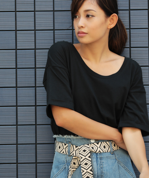 Denime(ドゥニーム)の「UネックベーシックTシャツ(Tシャツ/カットソー・レディース・ブラック/オフホワイト/マスタード/ピンク・FREE)」の6枚目の写真