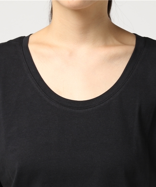 Denime(ドゥニーム)の「UネックベーシックTシャツ(Tシャツ/カットソー・レディース・ブラック/オフホワイト/マスタード/ピンク・FREE)」の13枚目の写真