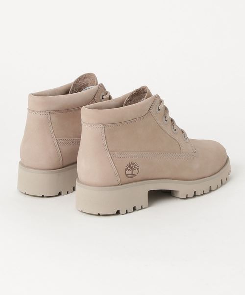 Timberland（ティンバーランド）の「ウィメンズ クラシック ライト ネリー チャッカ ブーツ - ライトトープ（ブーツ・レディース・ライトベージュ・22.5cm/23.5cm/24.5cm/23.0cm/24.0cm/25.0cm）」の3枚目の写真