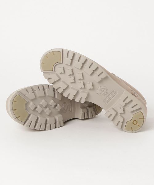 Timberland（ティンバーランド）の「ウィメンズ クラシック ライト ネリー チャッカ ブーツ - ライトトープ（ブーツ・レディース・ライトベージュ・22.5cm/23.5cm/24.5cm/23.0cm/24.0cm/25.0cm）」の2枚目の写真