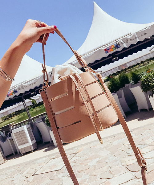 shopnikoniko(ショップニコニコ)の「アウトカットバケツバッグ(ショルダーバッグ・レディース・ホワイト/ブラック/ベージュ/イエロー・フリー)」の4枚目の写真