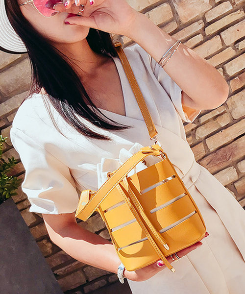 shopnikoniko(ショップニコニコ)の「アウトカットバケツバッグ(ショルダーバッグ・レディース・ホワイト/ブラック/ベージュ/イエロー・フリー)」の1枚目の写真