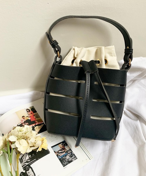 shopnikoniko(ショップニコニコ)の「アウトカットバケツバッグ(ショルダーバッグ・レディース・ホワイト/ブラック/ベージュ/イエロー・フリー)」の3枚目の写真