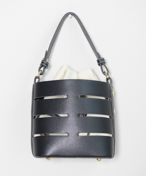 shopnikoniko(ショップニコニコ)の「アウトカットバケツバッグ(ショルダーバッグ・レディース・ホワイト/ブラック/ベージュ/イエロー・フリー)」の6枚目の写真