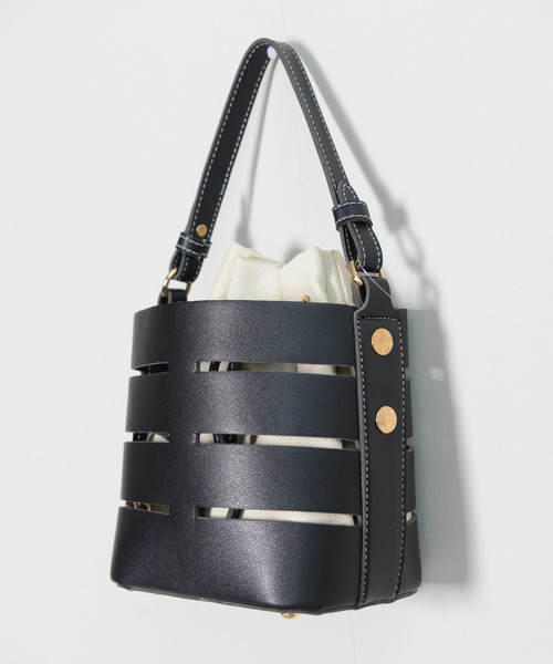 shopnikoniko(ショップニコニコ)の「アウトカットバケツバッグ(ショルダーバッグ・レディース・ホワイト/ブラック/ベージュ/イエロー・フリー)」の7枚目の写真