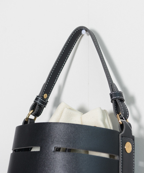 shopnikoniko(ショップニコニコ)の「アウトカットバケツバッグ(ショルダーバッグ・レディース・ホワイト/ブラック/ベージュ/イエロー・フリー)」の11枚目の写真