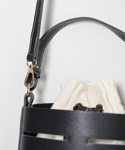 shopnikoniko(ショップニコニコ)の「アウトカットバケツバッグ(ショルダーバッグ・レディース・ホワイト/ブラック/ベージュ/イエロー・フリー)」の12枚目の写真