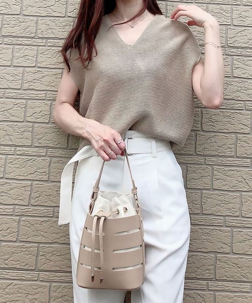 shopnikoniko(ショップニコニコ)の「アウトカットバケツバッグ(ショルダーバッグ・レディース・ホワイト/ブラック/ベージュ/イエロー・フリー)」の5枚目の写真