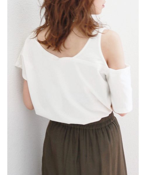 Ungrid(アングリッド)の「アシメデザインショルダーTee(Tシャツ/カットソー・レディース・チャコールグレー/オフホワイト/モカ・FREE)」の4枚目の写真