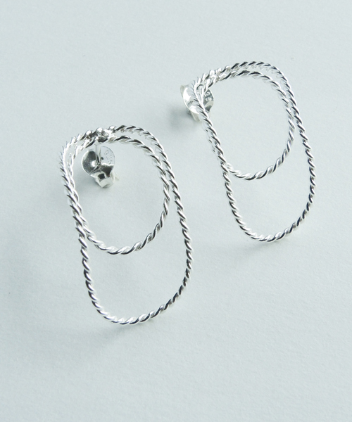 TONE SELECT GOODS(トーンセレクトグッズ)の「【925 SILVER ACC】ダブルオーバルロープピアスSV925(OG)(ピアス(両耳用)・レディース・シルバー・FREE)」の3枚目の写真