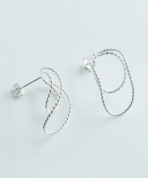 TONE SELECT GOODS(トーンセレクトグッズ)の「【925 SILVER ACC】ダブルオーバルロープピアスSV925(OG)(ピアス(両耳用)・レディース・シルバー・FREE)」の2枚目の写真