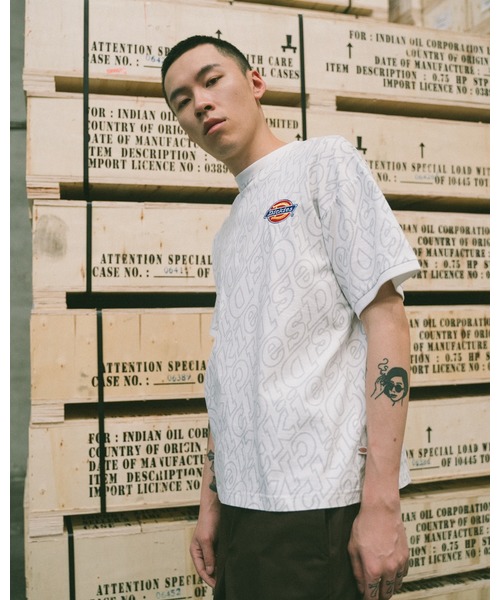 Dickies(ディッキーズ)の「【メンズ】総柄Dickiesロゴ刺繍入り半袖Tシャツ(Tシャツ/カットソー)」|ホワイト