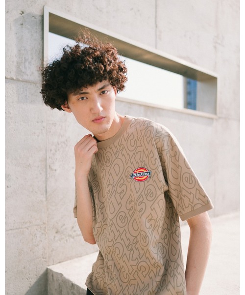Dickies(ディッキーズ)の「【メンズ】総柄Dickiesロゴ刺繍入り半袖Tシャツ(Tシャツ/カットソー)」|サンドベージュ
