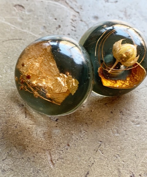 Taaii（ターイ）の「Taaii x simi RESIN DRY FLOWER BALL EARRING レジンドライフラワー ボールイヤリング（イヤリング）」 WEAR