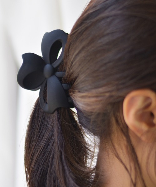 Fun & Daily（ファンアンドデイリー）の「F&D : マットカラーリボンヘアクリップ（バレッタ/ヘアクリップ・レディース・ブラック/ネイビー/グレー/ピンク/グリーン/ワインレッド・FREE）」の2枚目の写真