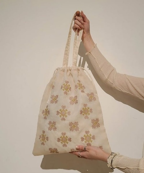 Ray BEAMS（レイビームス）の「Ray BEAMS / チュール 刺繍 巾着 トートバッグ（トートバッグ・レディース・ブラック/オフホワイト・ONE SIZE）」の15枚目の写真