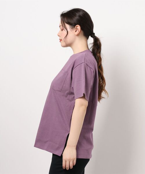SPINNS（スピンズ）の「USAコットン素材 ポケット半袖Tシャツ（Tシャツ/カットソー・レディース・オフホワイト/グレイッシュベージュ/パープル/ブラウン/チャコール/ブラック・ONESIZE）」の7枚目の写真