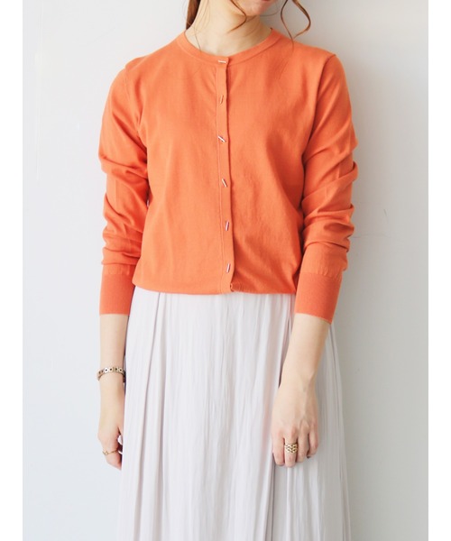 Te chichi(テチチ)の「Tバー釦クルーネックカーディガン(カーディガン/ボレロ・レディース・ブラック/オフホワイト/シルバー/オレンジ/モカ・フリ-)」の4枚目の写真