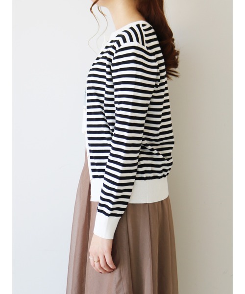 Te chichi(テチチ)の「Tバー釦クルーネックカーディガン(カーディガン/ボレロ・レディース・ブラック/オフホワイト/シルバー/オレンジ/モカ・フリ-)」の8枚目の写真