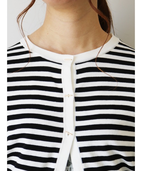 Te chichi(テチチ)の「Tバー釦クルーネックカーディガン(カーディガン/ボレロ・レディース・ブラック/オフホワイト/シルバー/オレンジ/モカ・フリ-)」の10枚目の写真