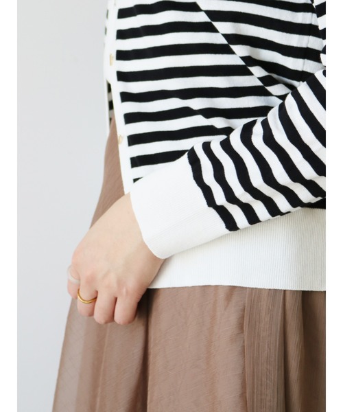 Te chichi(テチチ)の「Tバー釦クルーネックカーディガン(カーディガン/ボレロ・レディース・ブラック/オフホワイト/シルバー/オレンジ/モカ・フリ-)」の11枚目の写真