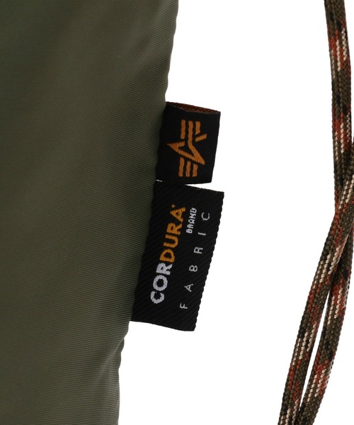 Alpha Industries（アルファインダストリーズ）の「【ユニセックス】コーデュラ DRAWSTRING BAG(巾着バッグ)（ボディバッグ/ウエストポーチ・メンズ・ブラック/グリーン/マルチ・FREE）」の16枚目の写真