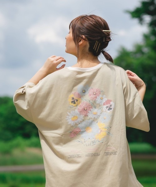 nemne store(ネンネストア)の「押し花にするリンガー花プリントT(Tシャツ/カットソー・レディース・ベージュ/オフホワイト/オートミール・フリー)」の3枚目の写真