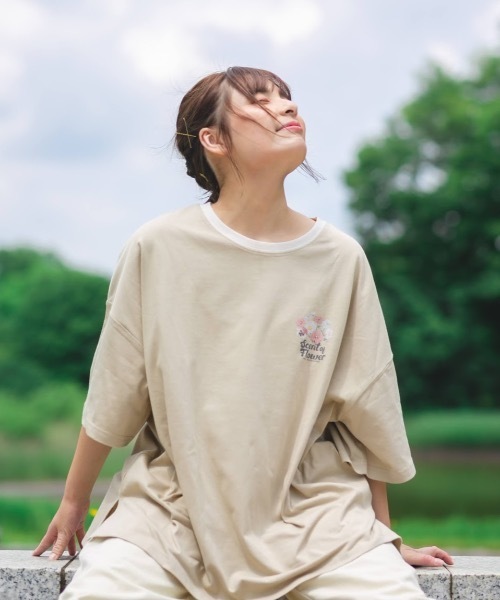 nemne store(ネンネストア)の「押し花にするリンガー花プリントT(Tシャツ/カットソー・レディース・ベージュ/オフホワイト/オートミール・フリー)」の6枚目の写真