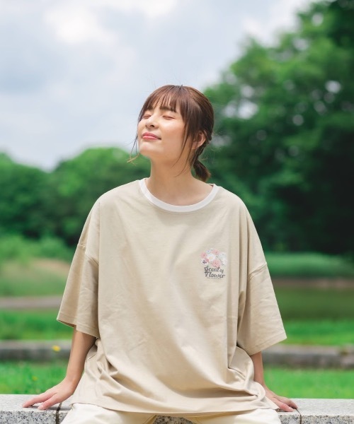 nemne store(ネンネストア)の「押し花にするリンガー花プリントT(Tシャツ/カットソー・レディース・ベージュ/オフホワイト/オートミール・フリー)」の7枚目の写真