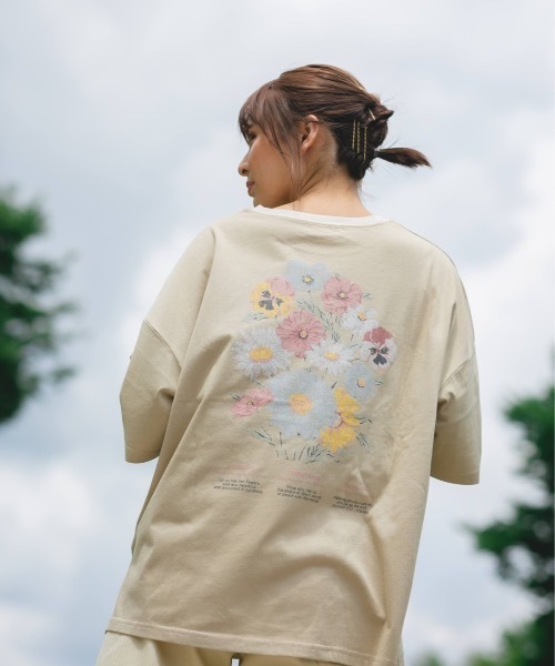 nemne store(ネンネストア)の「押し花にするリンガー花プリントT(Tシャツ/カットソー・レディース・ベージュ/オフホワイト/オートミール・フリー)」の4枚目の写真