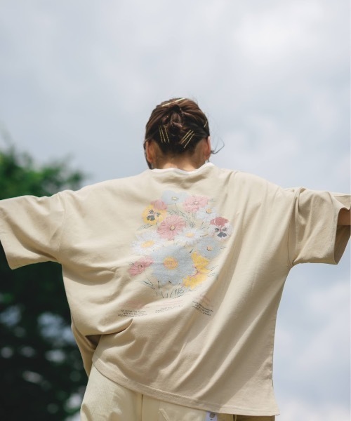 nemne store(ネンネストア)の「押し花にするリンガー花プリントT(Tシャツ/カットソー・レディース・ベージュ/オフホワイト/オートミール・フリー)」の5枚目の写真