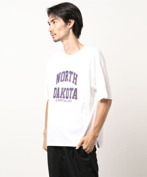 INASTUDIOS ZOO(イーナストゥディオスズー)の「「INASTUDIOS SELECT」アメカジプリントTシャツ(Tシャツ/カットソー・メンズ・レッド系その他2/ワインレッド/ブルー/ホワイト/ブラック/レッド系その他/ブルー系その他/パープル系その他/ピンク/グリーン系その他2/グリーン系その他/ホワイト系その他/レッド系その他3/グリーン/パープル系その他2/パープル/ブルー系その他3/ブルー系その他2/ブラック系その他3/ブラック系その他/ネイビー/ブルー系その他4/レッド系その他4/ホワイト系その他2/ピンク系その他/ブルー系その他5・X-LARGE/LARGE/MEDIUM)」の4枚目の写真