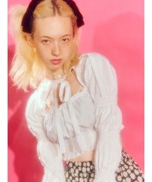 カットアウトフリルブラウス