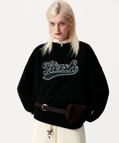KIRSH(キルシー)の「A'GEM/9 × .kom『KIRSH/キルシー』BASEBALL LOGO SWEATSHIRT/ベースボールロゴ スウェットシャツ(スウェット・レディース・ブラック/インディゴブルー/グレー・FREE)」の2枚目の写真
