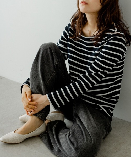 TRIANGLE PALETTE(トライアングルパレット)の「ボートネック ボーダー長袖Tシャツ(Tシャツ/カットソー・レディース・ネイビー/ブルー/モカ/ホワイト×ブラック/グレイッシュベージュ/ブラック/グリーン/ピンク/イエロー/グレー/レッド・FREE)」の2枚目の写真
