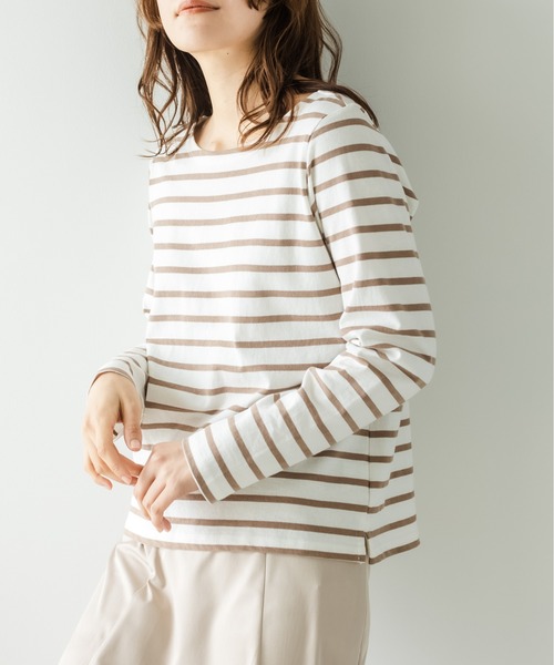 TRIANGLE PALETTE(トライアングルパレット)の「ボートネック ボーダー長袖Tシャツ(Tシャツ/カットソー・レディース・ネイビー/ブルー/モカ/ホワイト×ブラック/グレイッシュベージュ/ブラック/グリーン/ピンク/イエロー/グレー/レッド・FREE)」の4枚目の写真