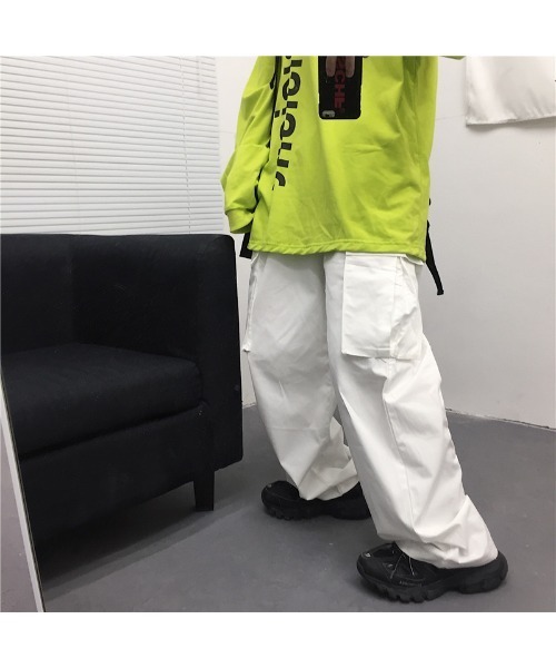 ARULE(アルール)の「A'GEM/9 × .kom『ARULE/アルール』ルーズシルエット サイドポケット ワイドカーゴパンツ(カーゴパンツ・メンズ・ホワイト・L/M)」の5枚目の写真