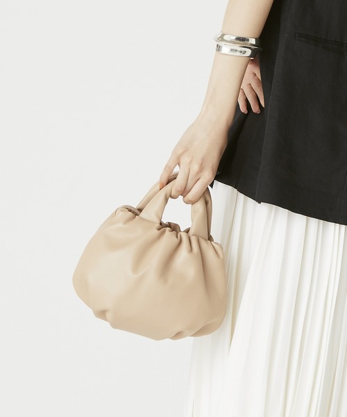 TOPKAPI（トプカピ）の「【TREASURE TOPKAPI】 ソフトラムレザー 巾着 バッグ（ハンドバッグ・レディース・ブラック/ベージュ/クリーム・FREE）」の3枚目の写真