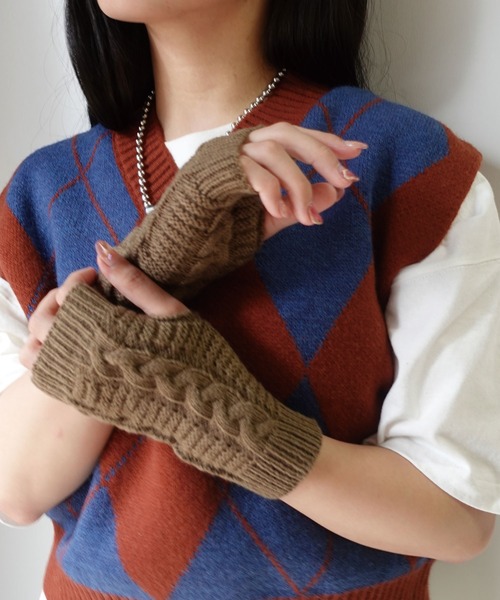 CORNERS（コーナーズ）の「ショートケーブルアームウォーマー（アームカバー・レディース・ブラック/ベージュ/ブラウン/グレー/オフホワイト/グリーン・FREE）」の4枚目の写真