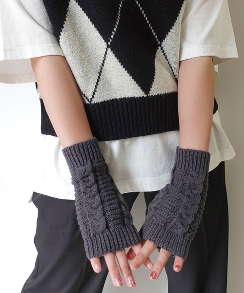 CORNERS（コーナーズ）の「ショートケーブルアームウォーマー（アームカバー・レディース・ブラック/ベージュ/ブラウン/グレー/オフホワイト/グリーン・FREE）」の3枚目の写真