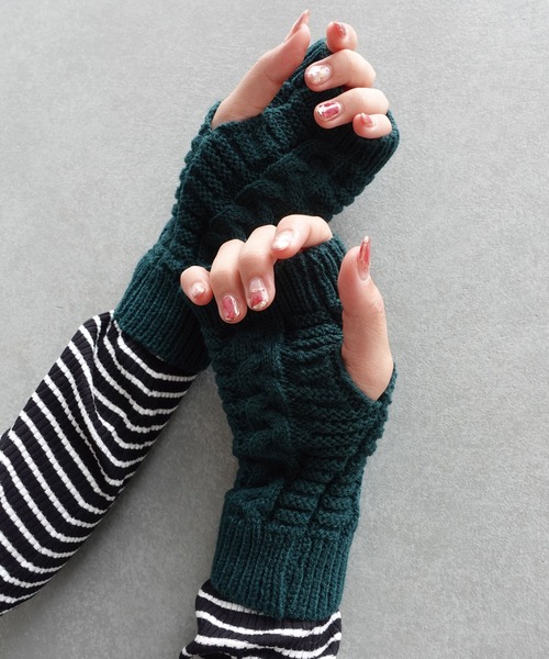 CORNERS（コーナーズ）の「ショートケーブルアームウォーマー（アームカバー・レディース・ブラック/ベージュ/ブラウン/グレー/オフホワイト/グリーン・FREE）」の6枚目の写真